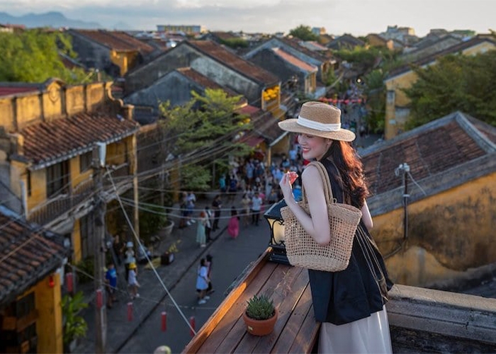 Mách bạn 50+ cách tạo dáng chụp ảnh đứng ngoài trời đẹp, thần thái, vô cùng thu hút
