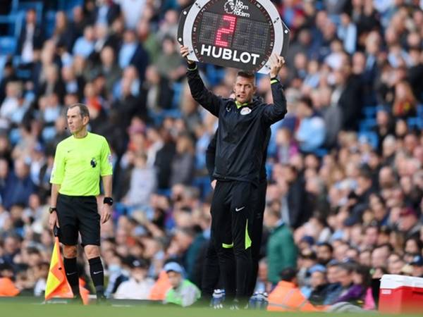 Quy định luật bù giờ trong bóng đá có gì cần chú ý?