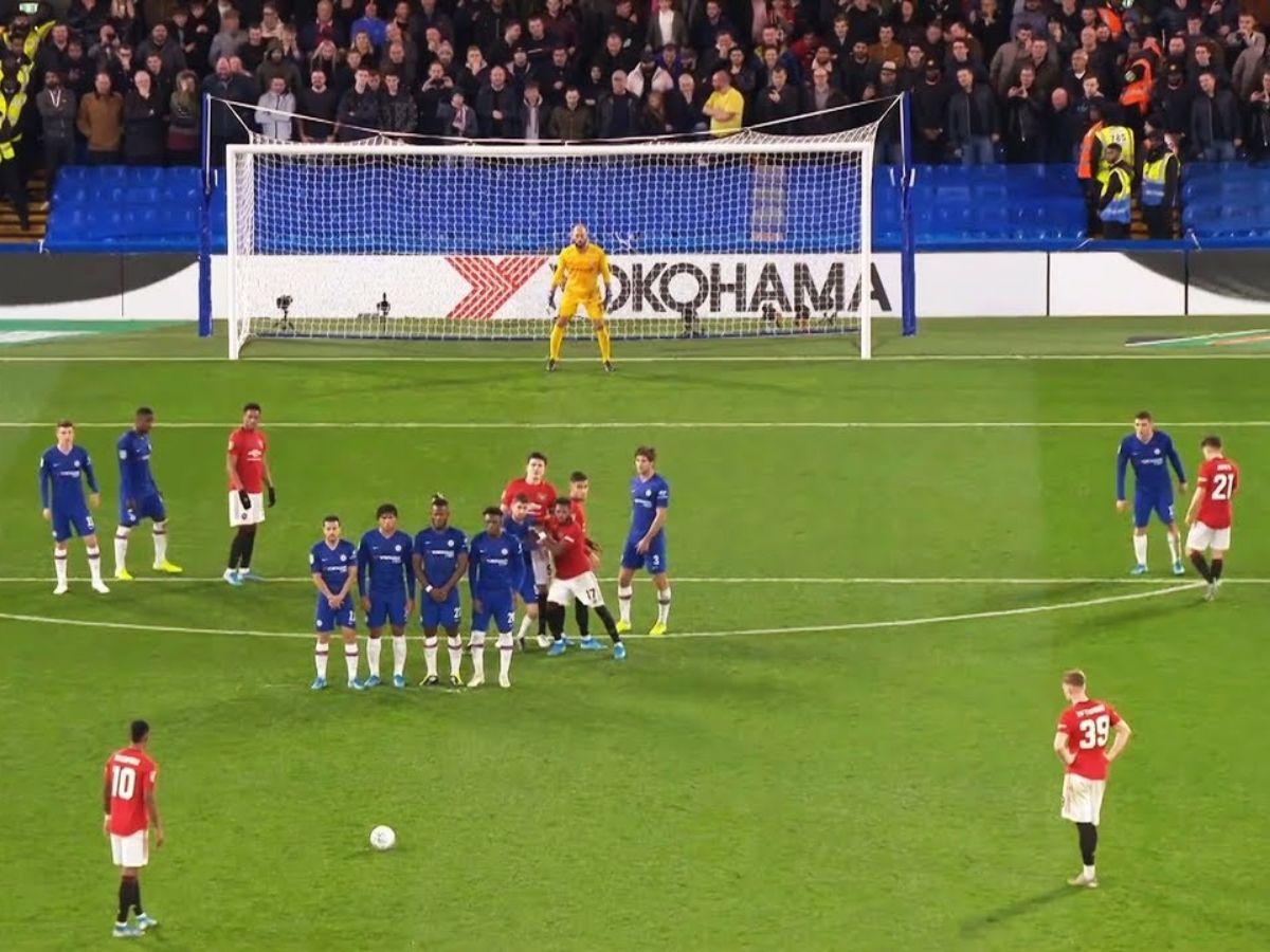 Luật đá phạt bóng đá