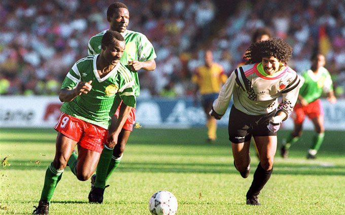 Roger Milla ăn mừng bàn thắng tại World Cup 1990