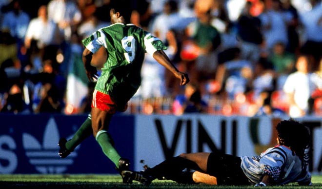 Roger Milla nhận giải thưởng huyền thoại bóng đá